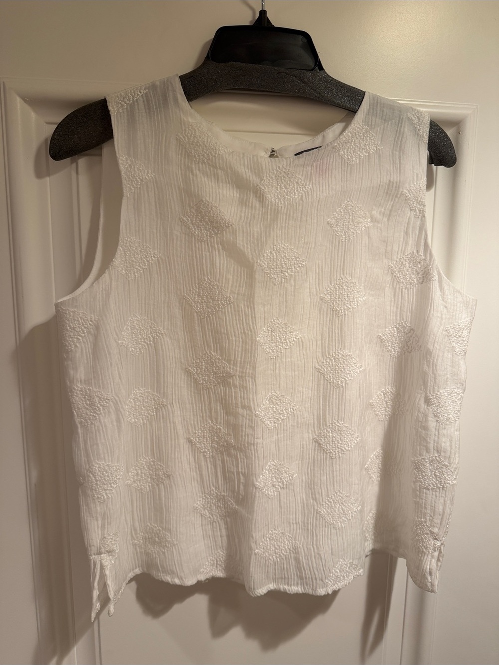 Vince Camuto White Sleeveless Textured Embroidered Shell